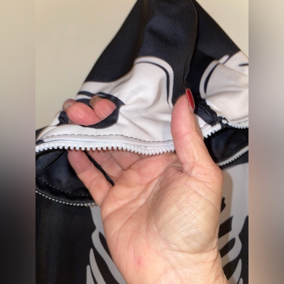 Women’s Medium Skeleton Onsie has 2 pocket, a zip up hood which is the Head. - Picture 7 of 12
